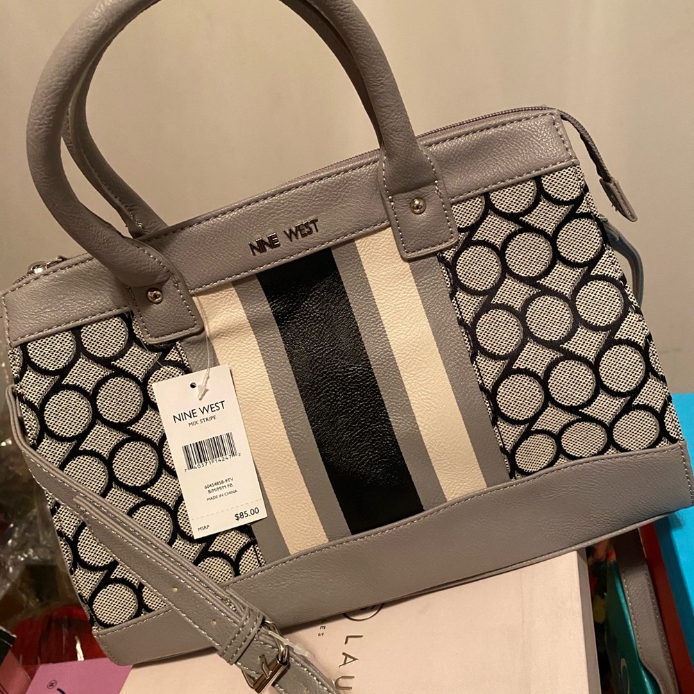 New NineWest Handbag - Picture 2 of 3